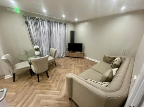 Luxury Spacious 4 Dbl BR House with Free Parking